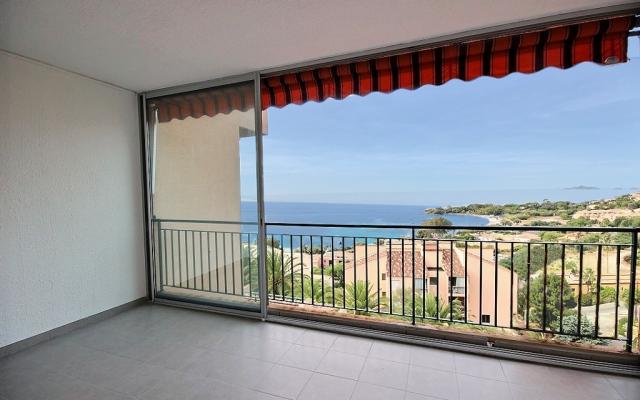 Terrasse vue mer, baie de marinella, Appartement F2 a vendre