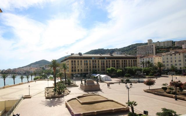 Vue mer et Place, Appartement F5, Place du Diamant en plein coeur d'Ajaccio