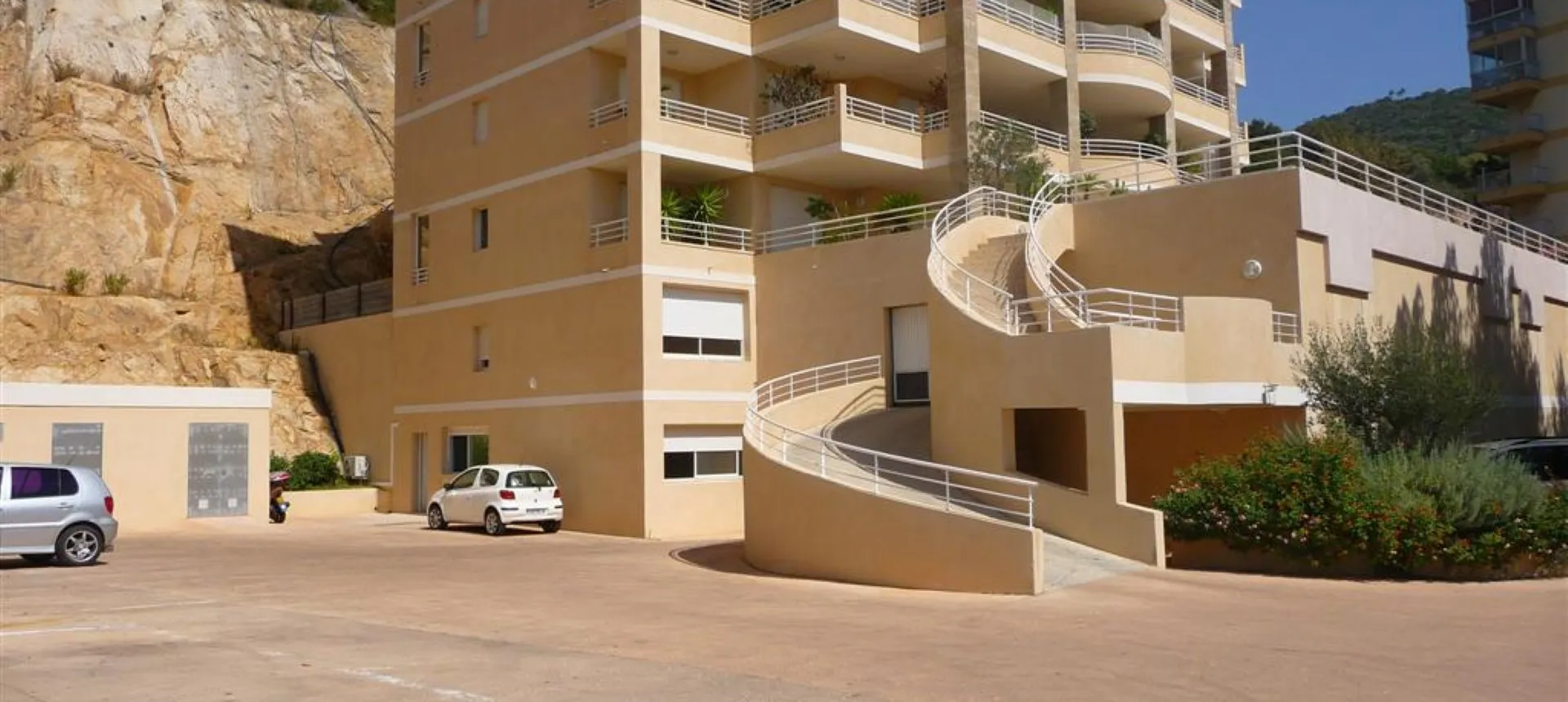 Box fermé à louer secteur Parc Berthault à Ajaccio