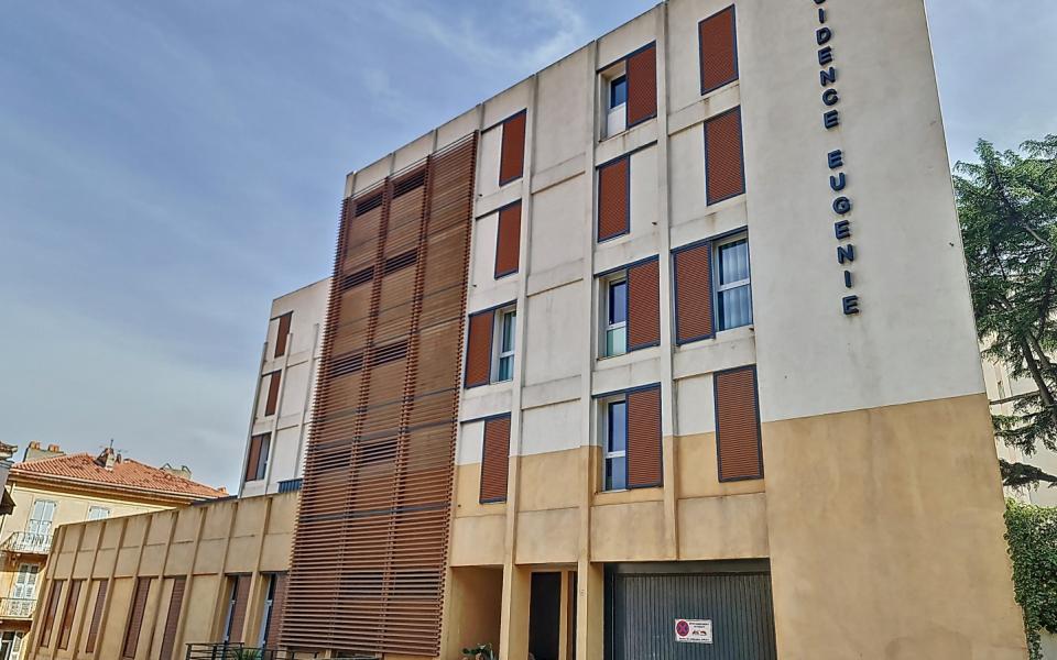 F2 à  louer Centre ville hall immeuble