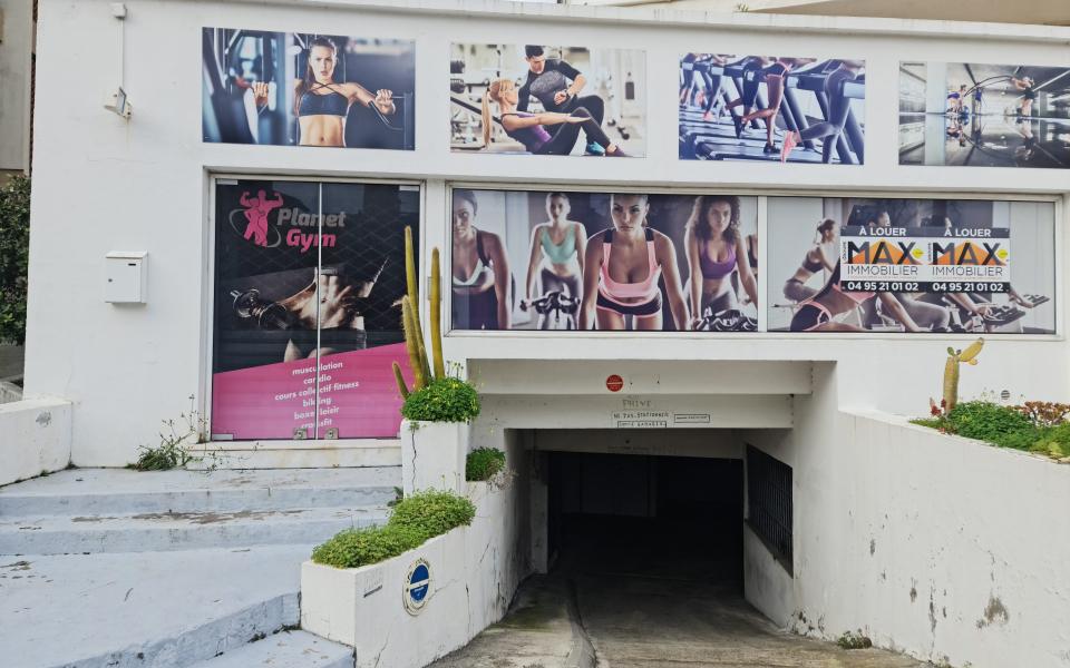 Local commercial quartier des étrangers linéaire vitrine