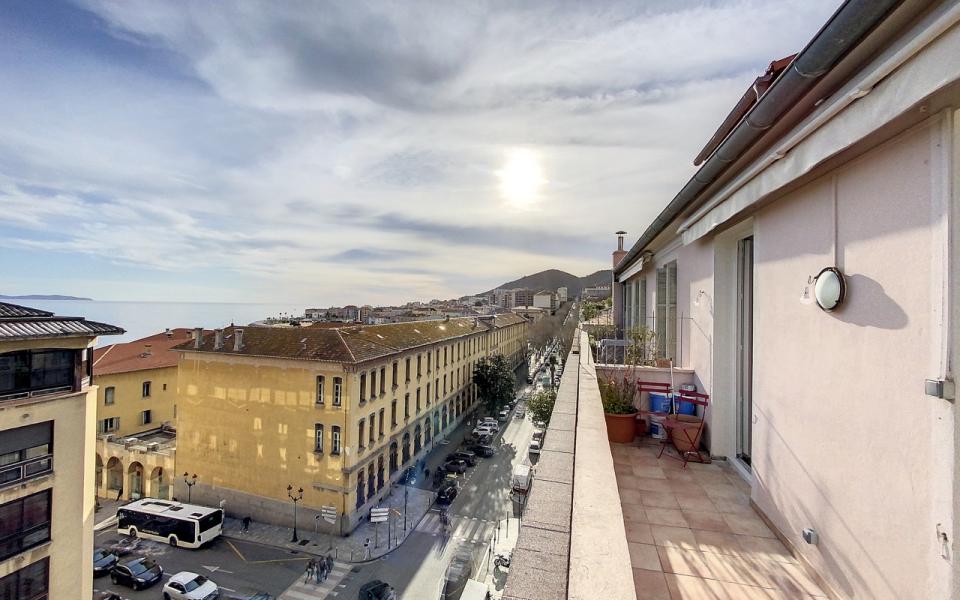 F3 à louer Cours Grandval terrasse