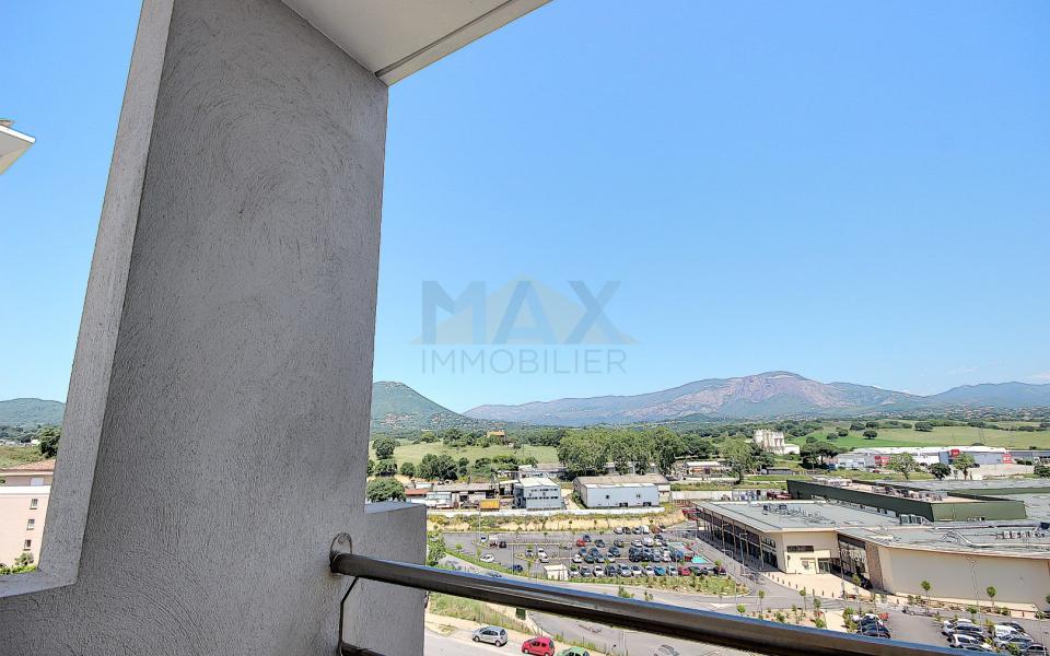 En Corse, à proximité d'AJACCIO, à SARROLA CARCOPINO, vente d'un appartement T3 de 67 m² avec terrasse de 11 m². Immeuble récent