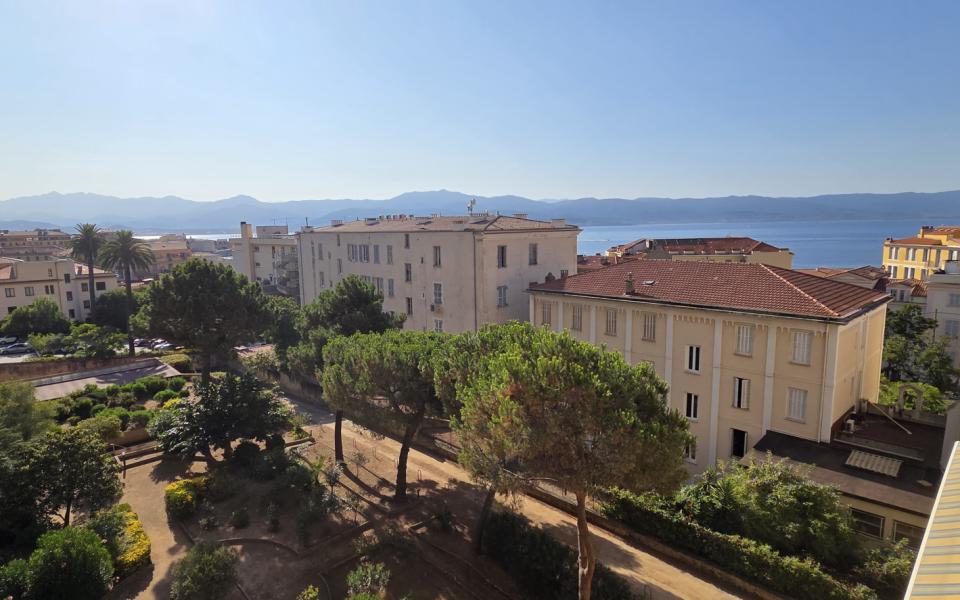 A VENDRE F3 LUMINEUX VUE MER PALAIS GRANDVAL