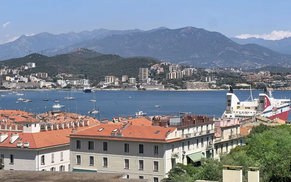Beau F2 à louer secteur Lycée Laetitia à Ajaccio