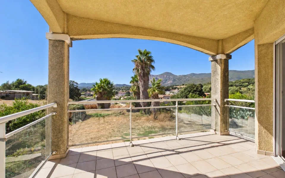 A VENDRE F2 AVEC TERRASSE LD PISCIA A PERI