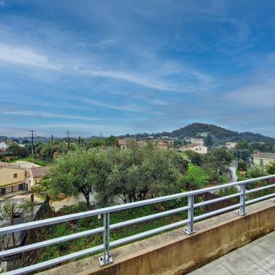 F2 à louer l'Oliveraie Afa entrée terrasse vue 