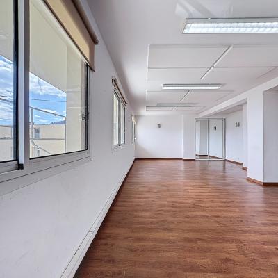 En Corse, à Ajaccio, Location d'un local de 79 m²