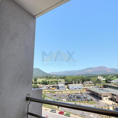 En Corse, à proximité d'AJACCIO, à SARROLA CARCOPINO, vente d'un appartement T3 de 67 m² avec terrasse de 11 m². Immeuble récent