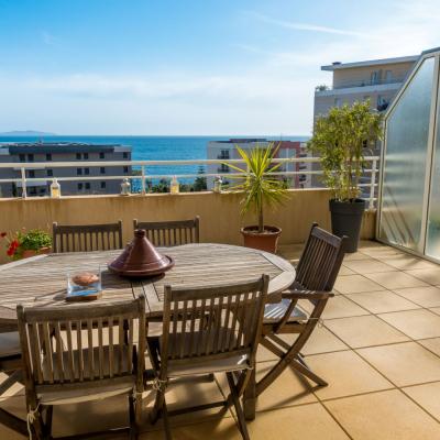 En Corse, à Ajaccio, Sur la route des Sanguinaires, A vendre appartement de type F2 avec terrasse vue mer dans un immeuble récent