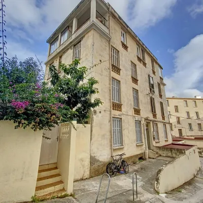 F3 à louer bd Mme Mère  vue rue et immeuble 