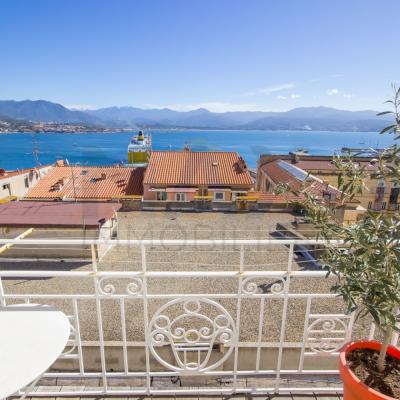 En Corse, à Ajaccio,sur le Crs Napoléon, à vendre Beau F3 au dernier étage avec vue mer