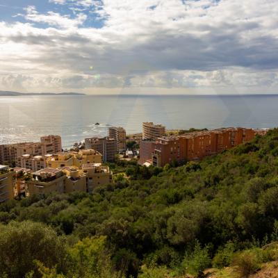 En Corse, à AJACCIO, sur la route des SANGUINAIRES, vente d'un F3 de 62 m² avec terrasse bénéficiant d'une très belle vue mer.