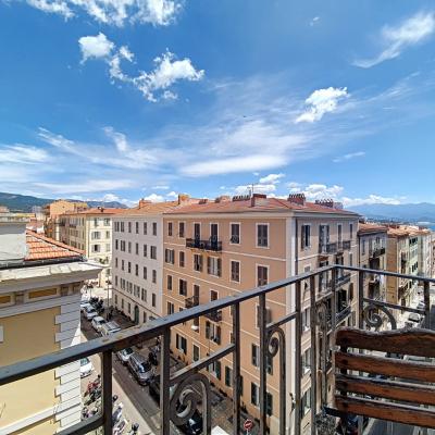 En Corse, à Ajaccio, quartier du tribunal, proche du cours Napoléon, vente d'un appartement de type F3 au 4ème étage avec balcon.
