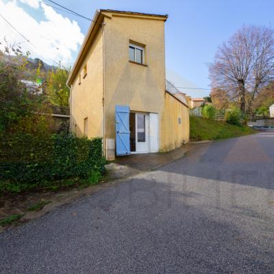 En Corse, en plein cœur du village de Carbuccia, une maison individuelle sur 2 niveaux.