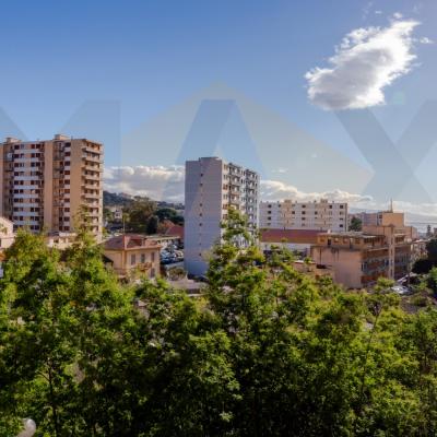 En Corse, à AJACCIO, dans le secteur de la Madonuccia, vente d'un F2 avec terrasse et vue mer.