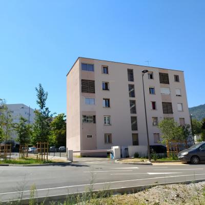 En Corse à Ajaccio, F3 d'environ 70 m² situé résidence Les Troènes près de la Place Maréchal de Lattre de Tassigny