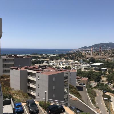 Ajaccio entrée de ville T3 proche du neuf avec terrasse, place de parking couverte, vue mer