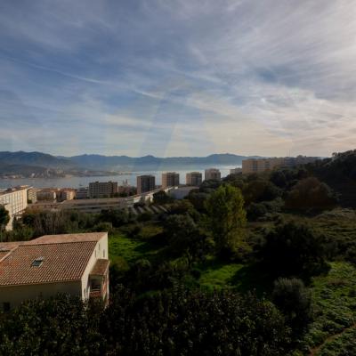 En Corse, à Ajaccio, un appartement de type F4 dans le secteur du lycée Laeticia.