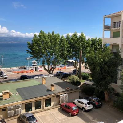 En Corse à Ajaccio, dans le quartier de l'Albert 1er, nous vous proposons un appartement de type un F1 avec vue mer et ascenseur