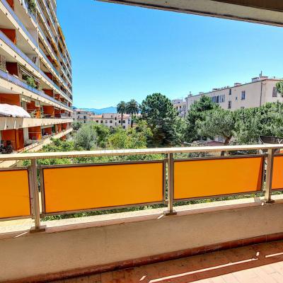 En Corse, à Ajaccio, Dans le triangle d'Or, à vendre un appartement de type F3 au 1er étage.