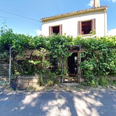 Maison de village, à vendre, deux chambres, terrasse avec vue dégagée sur la vallée de la Gravona et le Mont Gozzi, cachet de l'ancien