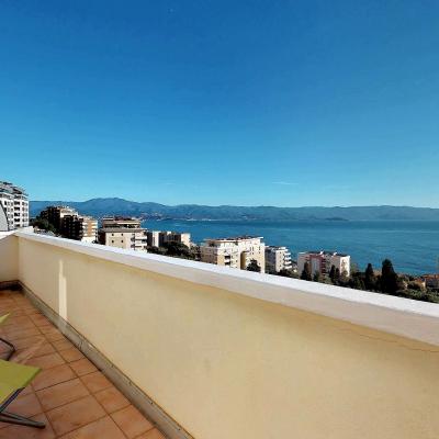 En Corse, à Ajaccio, un splendide f2/3 vue mer panoramique avec 40m² de terrasse