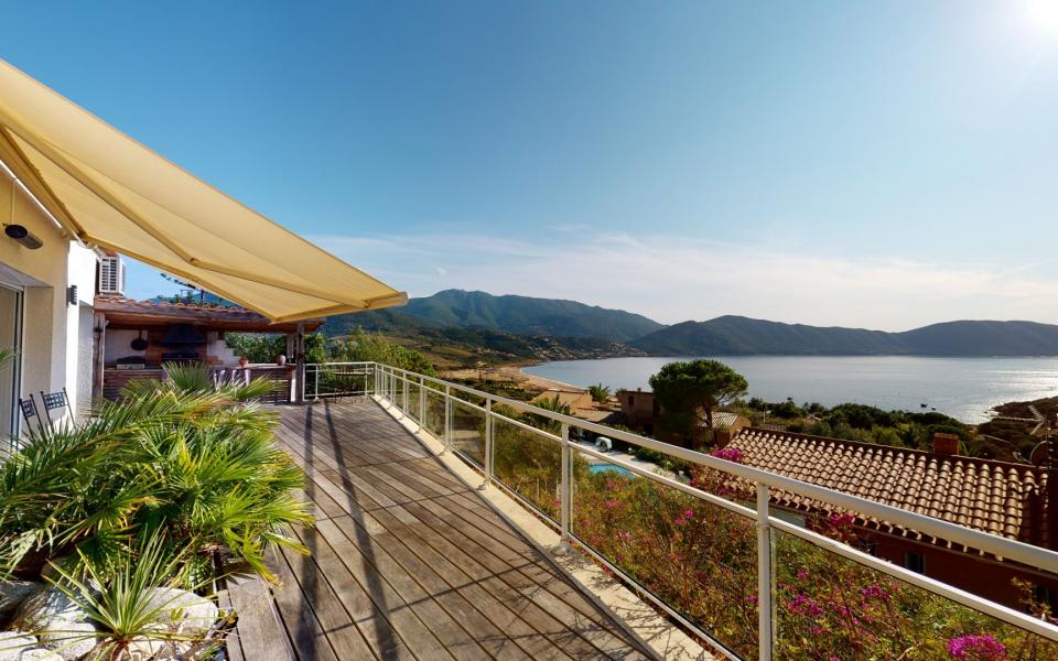 Vente d'une villa au Golfe de Lava avec piscine