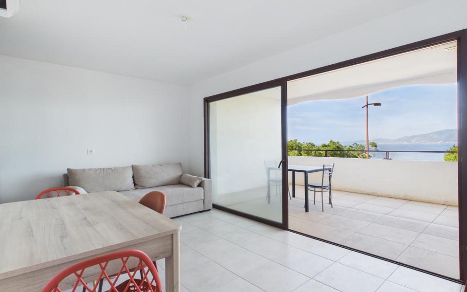 Vente F2 récent en bord de plage et Vue Mer