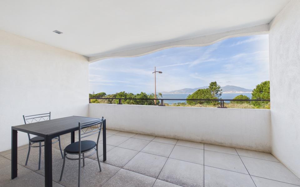 Vente F2 récent en bord de plage et Vue Mer - Miniature 4
