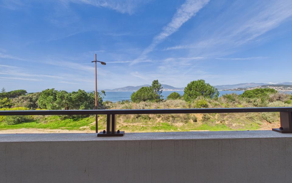 Vente F2 récent en bord de plage et Vue Mer - Miniature 2