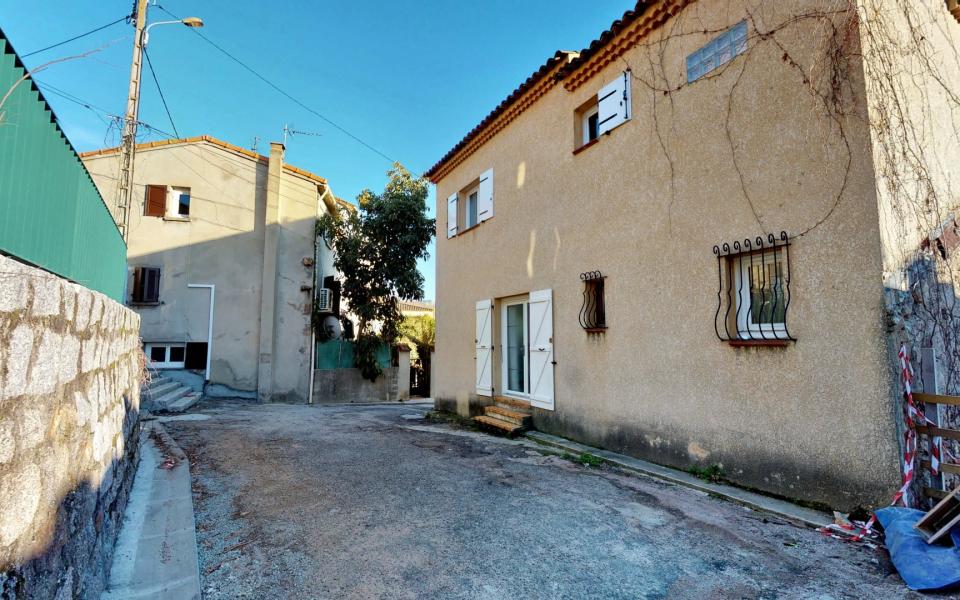 En Corse, à 10 minutes d'Ajaccio, dans le centre du village d'AFA, maison en duplex de type F4