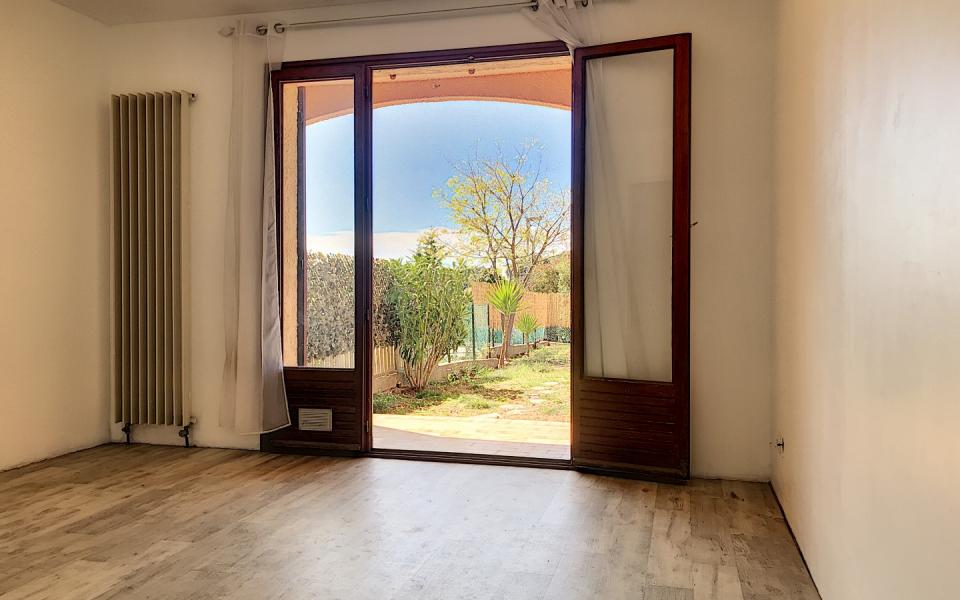 En Corse, à Ajaccio, un appartement de type F1 d'une superficie de 28 m² avec terrasse et un jardin privatif de 60m²