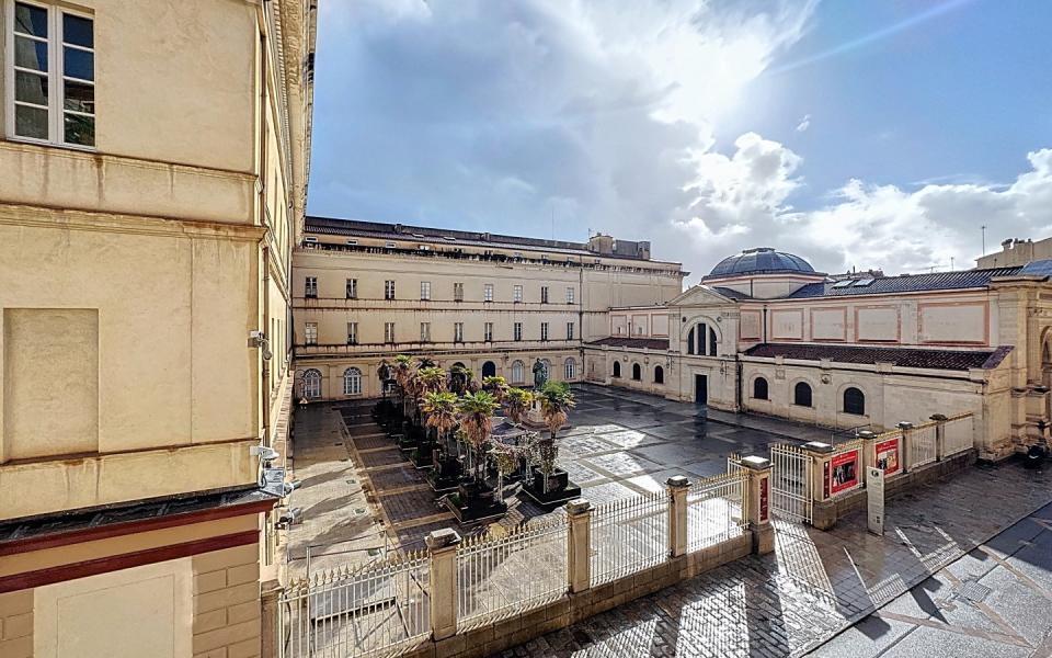 Beau F2 meublé à louer rue Fesch, centre ville à Ajaccio