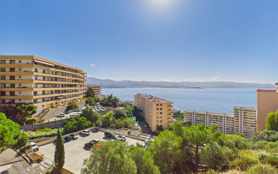 F3 à vendre à Ajaccio Route des sanguinaires