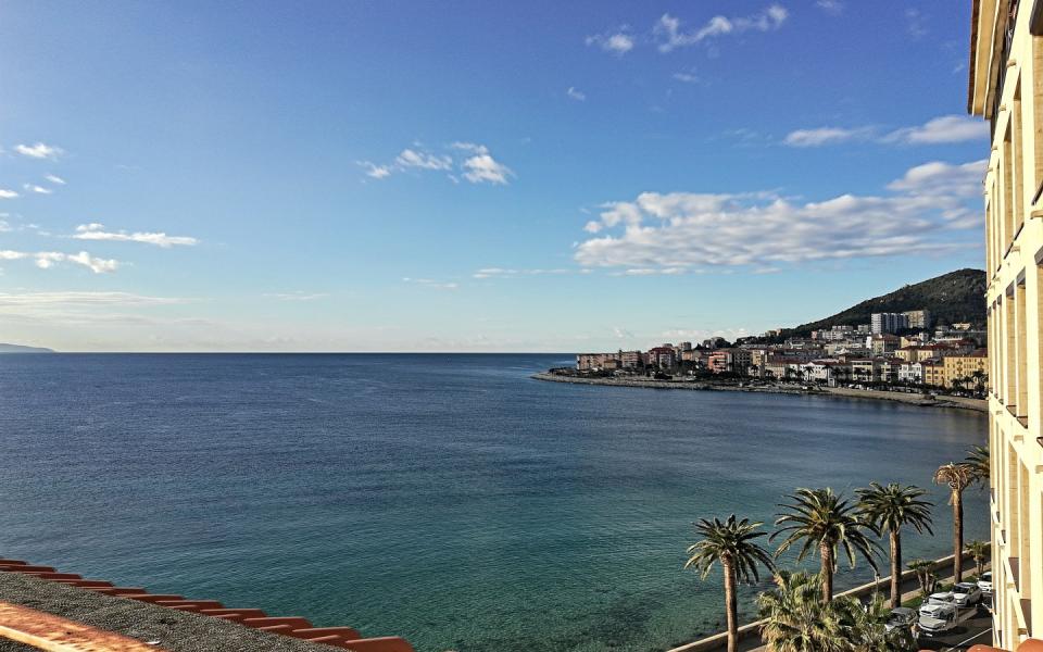 En Corse, en hyper centre d'Ajaccio, dans le triangle d'or, un F3 DUPLEX au DIAMANT 1 avec terrasse plein sud