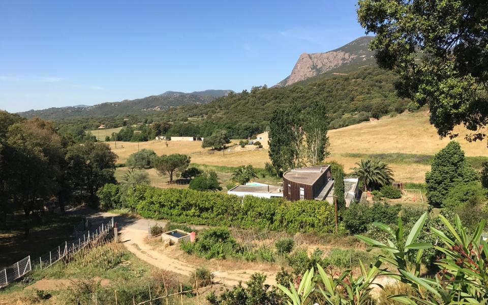 En Corse, à proximité d'Ajaccio, vente d'un terrain constructible de 1.300 m²