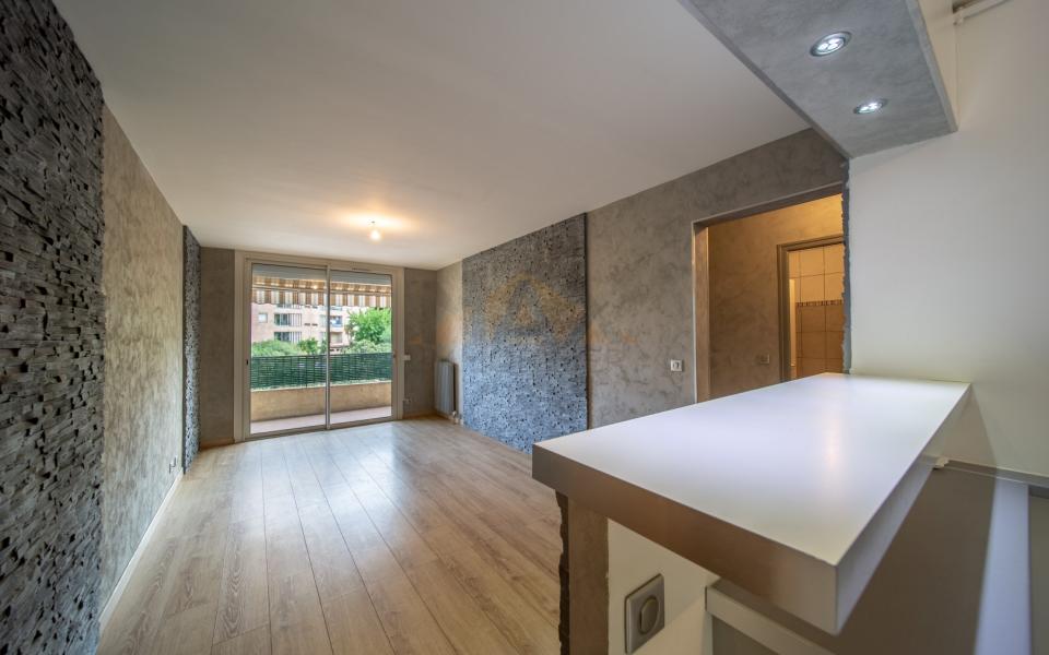 En Corse, à Ajaccio, quartier des PADULES, à vendre beau F3 au 2éme étage avec ascenseur et terrasse.
