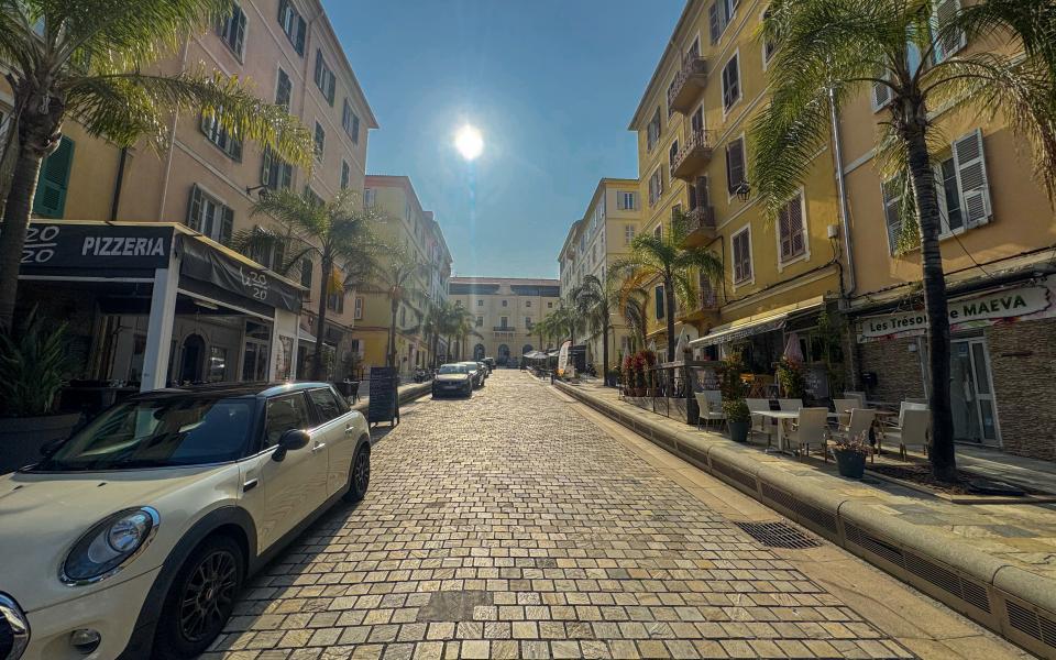 F2 RUE COMTE BACCIOCHI