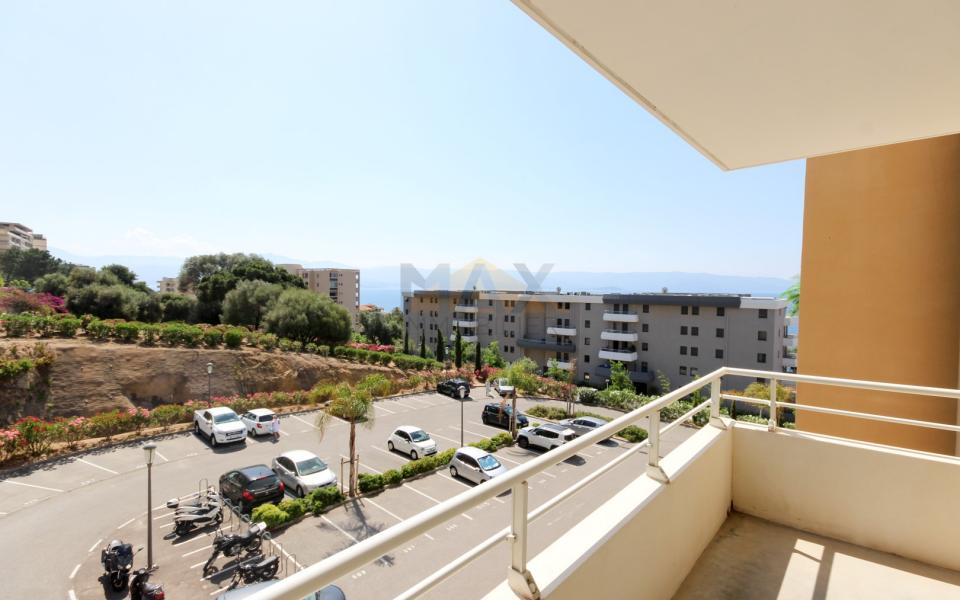 En Corse, à Ajaccio, sur la route des Sanguinaires, vente d'un appartement de type F2 d'une superficie de 36 m² avec 7 m² de terrasse