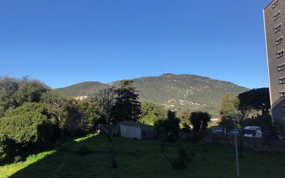 En Corse, à Ajaccio, F2 de 52m² dans le quartier du Loretto, à proximité immédiate des tous les commerces et école.