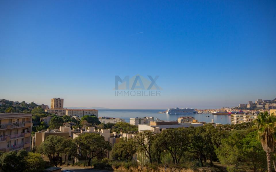 En Corse, à Ajaccio, à vendre dans le quartier de Pietralba beau F3 avec vue mer