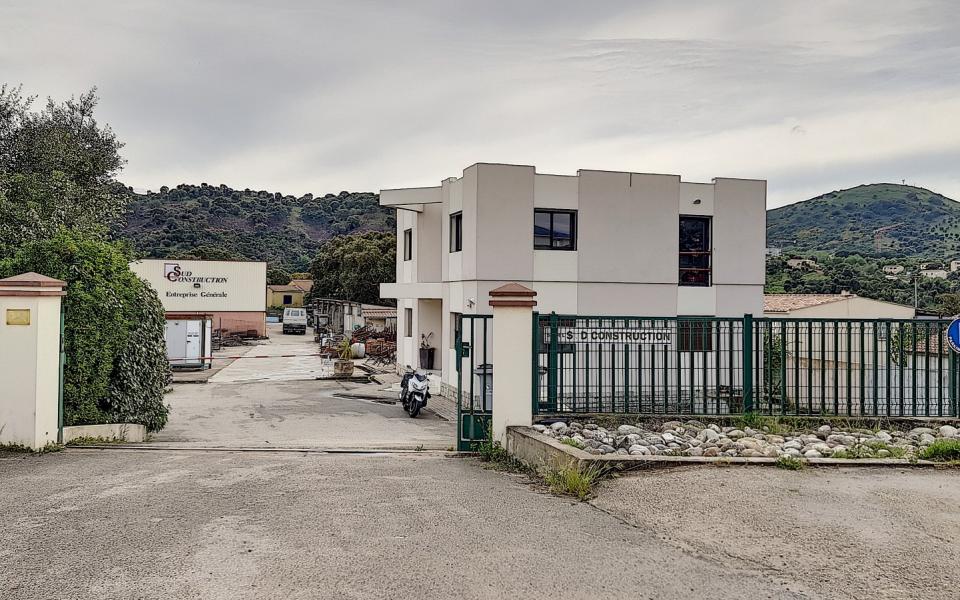 AJACCIO - EMPLACEMENT N°1 - En plein coeur de la zone commerciale de CALDANICCIA, Vente de locaux professionnels