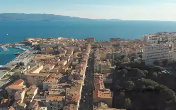 Pourquoi Ajaccio n'est plus seulement une destination d'été — et ce que ça change pour l'immobilier