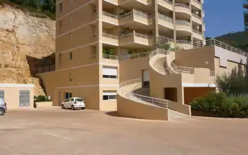 Box fermé à louer secteur Parc Berthault à Ajaccio
