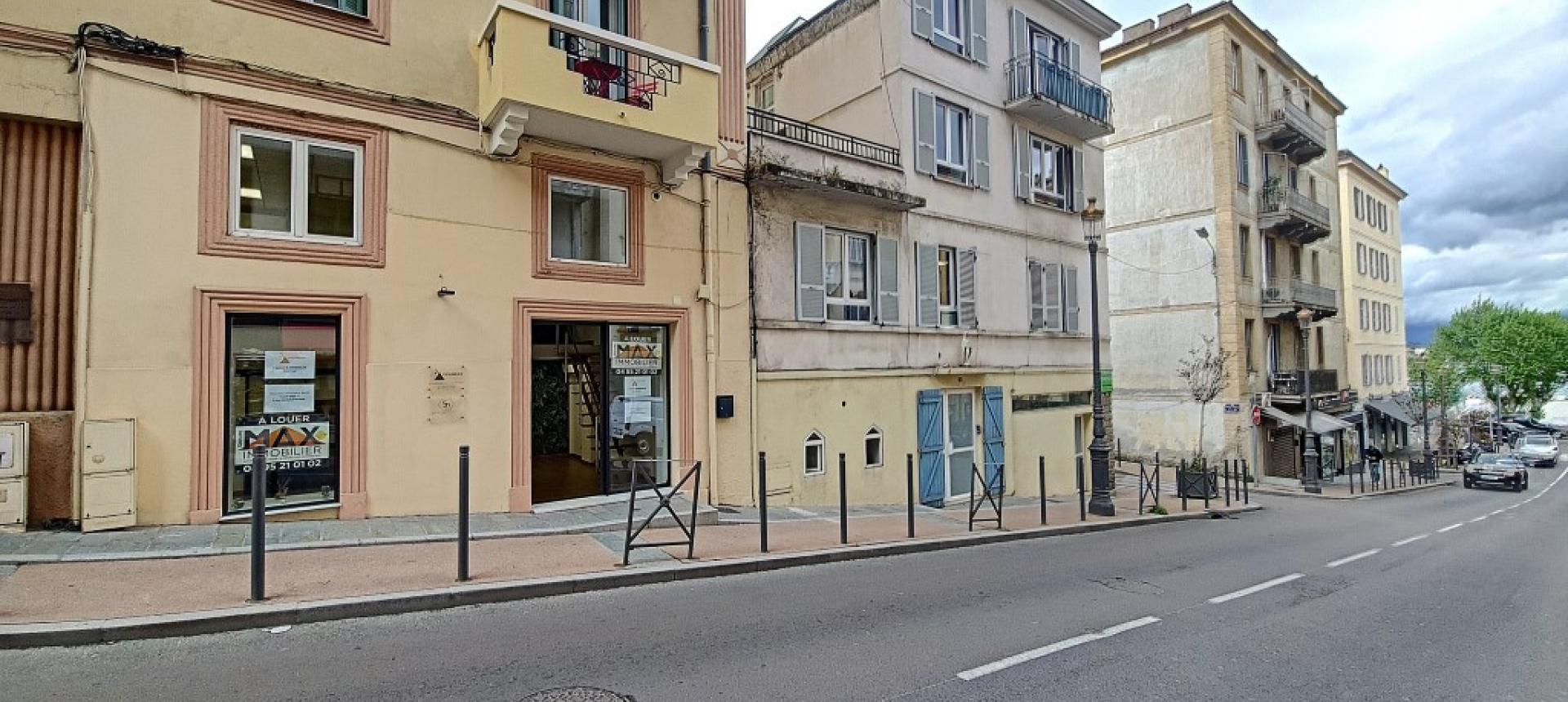 Local à louer Beverini  vue rue 