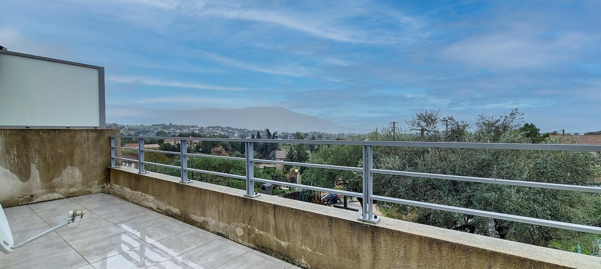 F2 à louer l'Oliveraie Afa entrée terrasse séjour