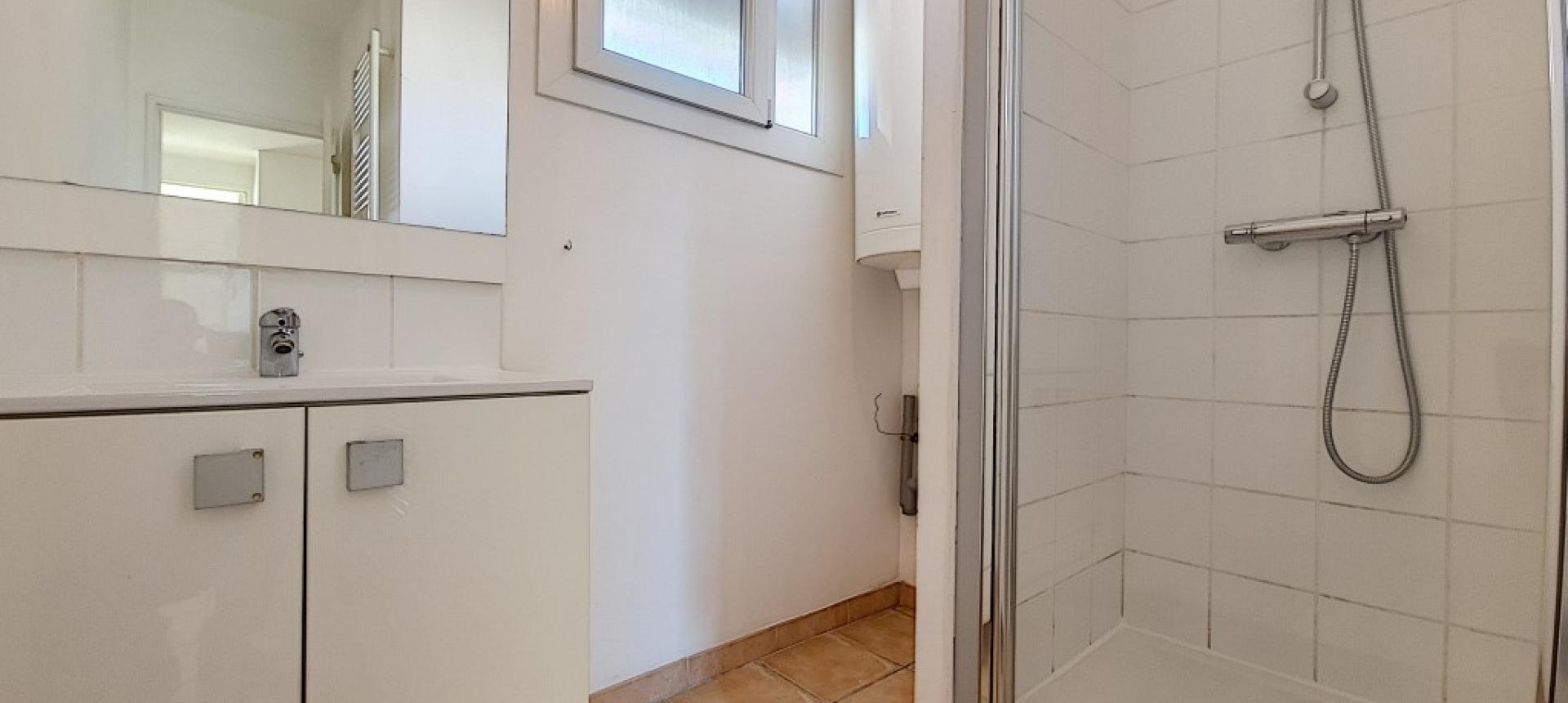 F4 à louer Kennedy salle de douche 