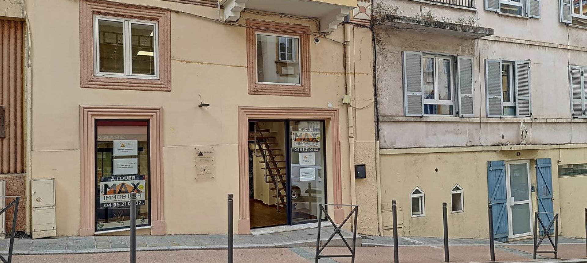 Local à louer Beverini  vue rue 