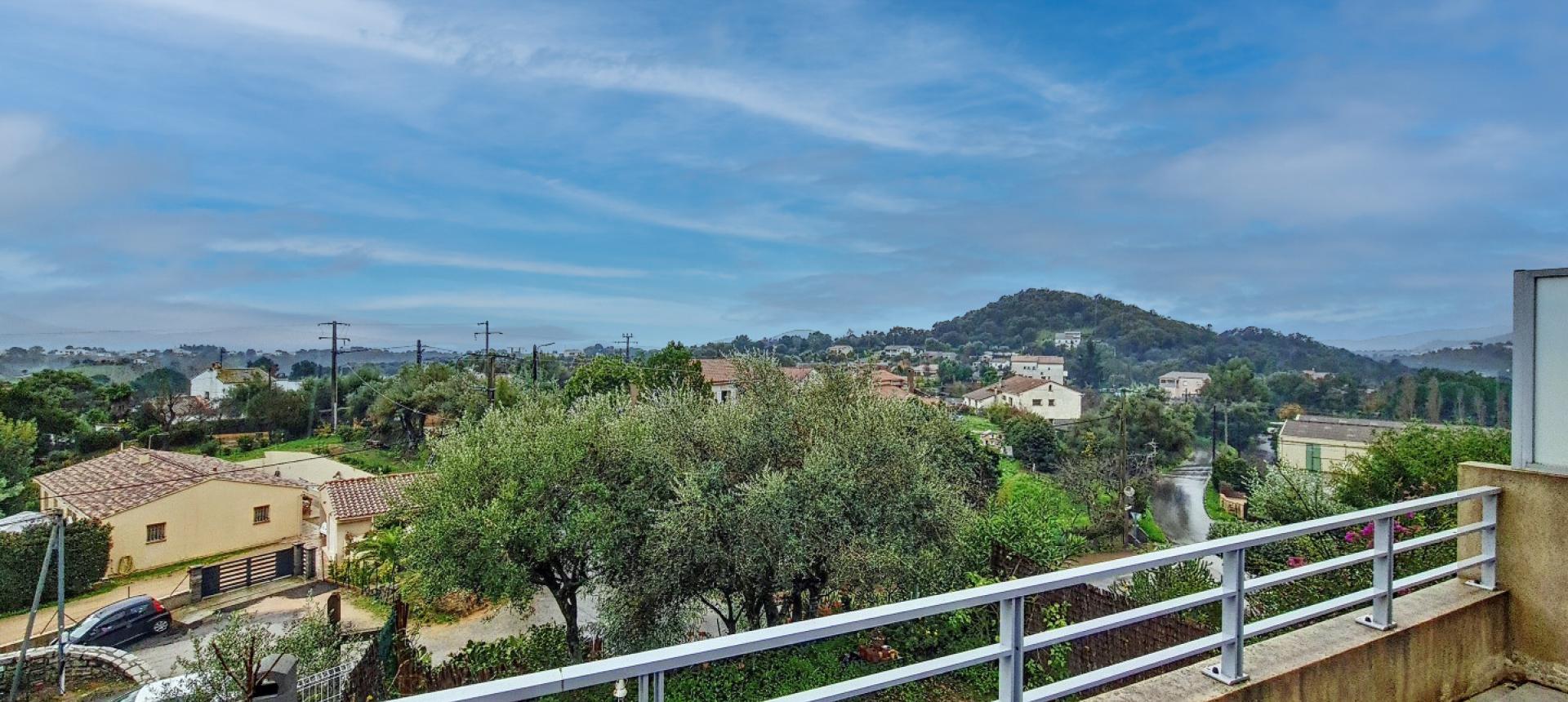 F2 à louer l'Oliveraie Afa entrée terrasse vue 